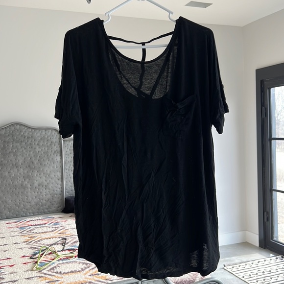 mittoshop Tops - Black tunic T with cutout design on back.